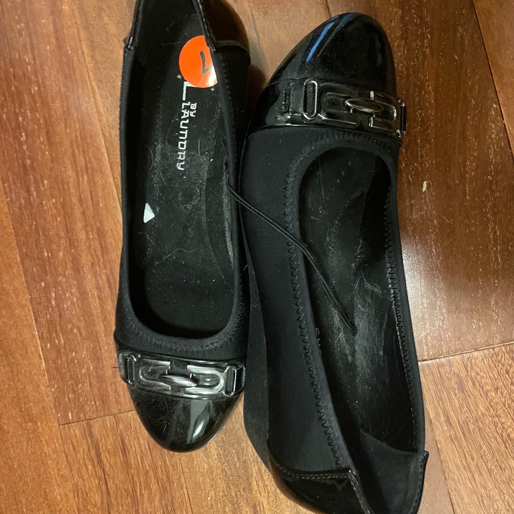 Womens low heel shoe